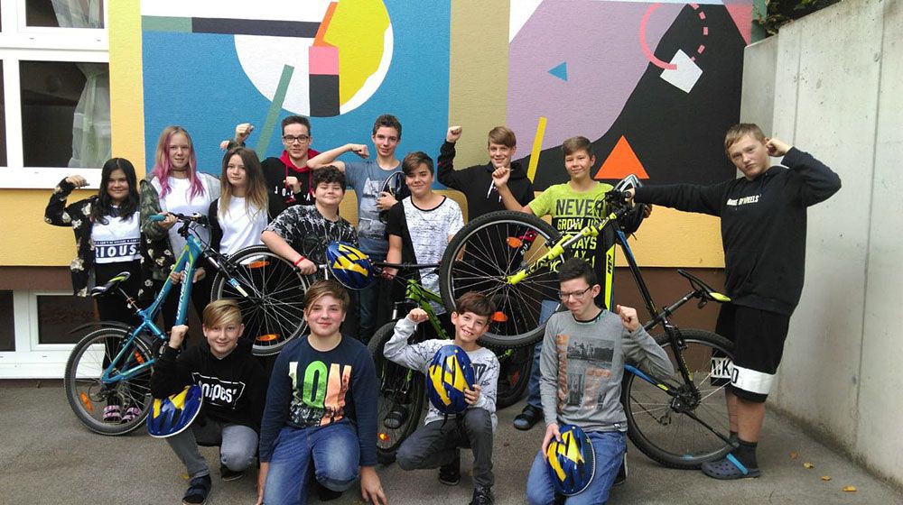 Die Klasse 3b der NMS Grossweikersdorf mit einigen Fahrrädern und Fahrradhelmen