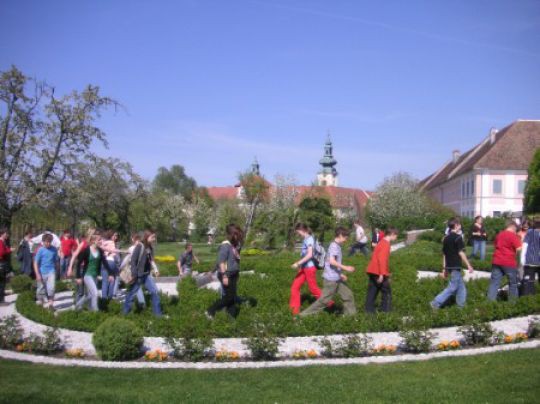 Seitenstetten_Rosenkranzlabyrinth2_copy_www_stift_seitenstetten_at