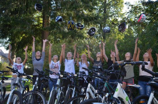 SchülerInnen der NMS Waidhofen/Thaya mit ihren Fahrrädern, werfen ihre Radhelme in die Luft