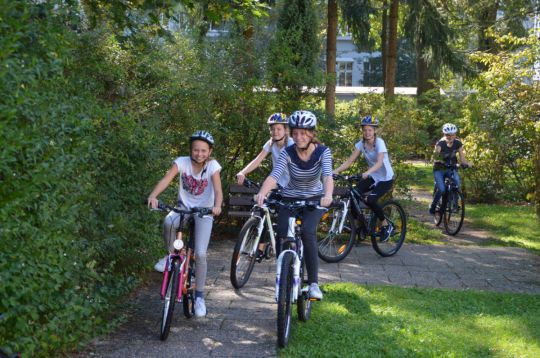SchülerInnen der NMS Waidhofen/Thaya fahren mit dem Fahrrad im Gelände